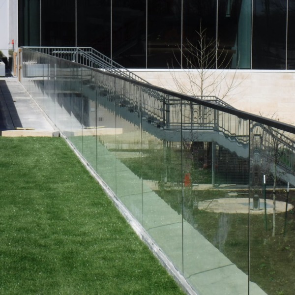 Vertical Roller Wave Distortion in all Handrail Glass